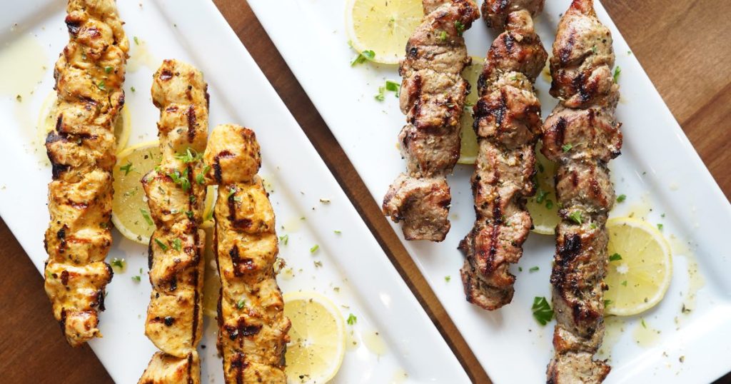 Plats grecs bien connus avec le citron comme héros