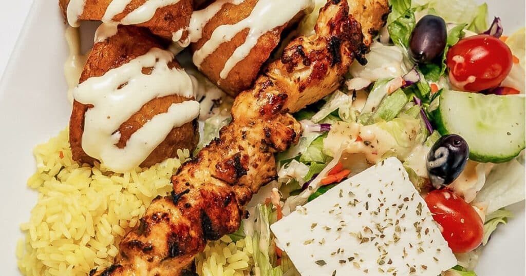 Pourquoi le poulet souvlaki est le plat grec préféré auquel tout le monde revient toujours