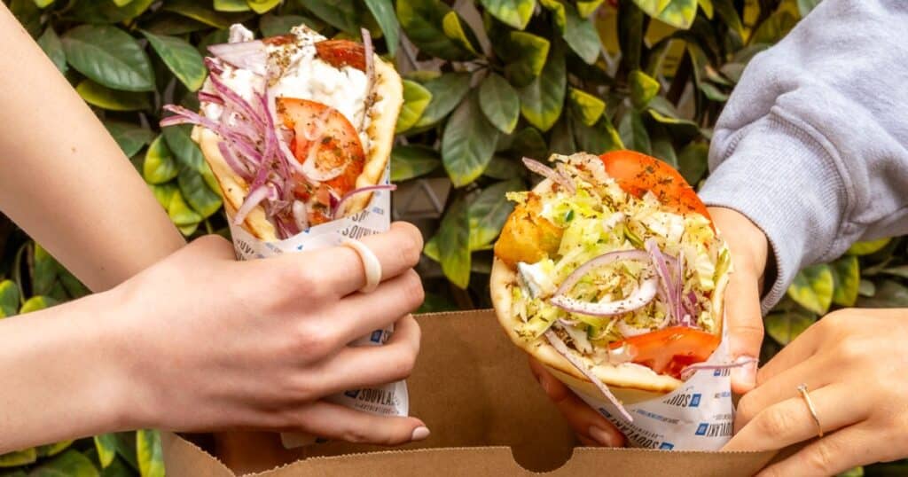 Bouffe de fin de soirée à Montréal : pourquoi le souvlaki remplace la pizza après les heures normales