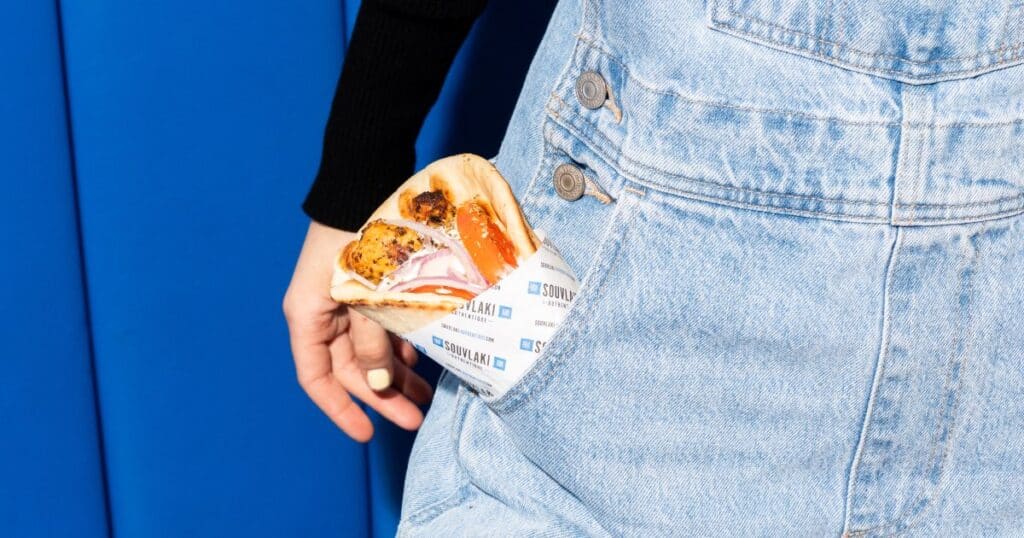 Déjeuner sain en moins de 15 minutes: essayez un wrap méditerranéen